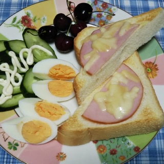 ハムチーズトーストときゅうりと茹で卵の朝食☆
